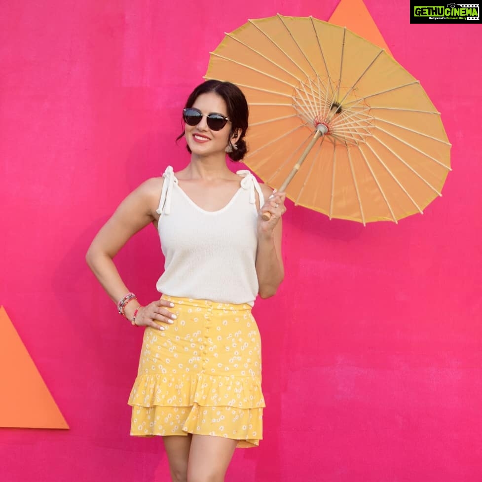 Sunny Leone Instagram - 😍🏖️ . . . Top by @mango , Skirt by @forever21 Accessories by @accessorize_surprise & @splashindia Sunglasses by @iarrasunglasses Footwear by @carltonlondonindia Styled by @hitendrakapopara Assisted by @parmeet_kaur_kalra @sonakshivip HMU by @tomasmoucka @jeetihairstylist Pic credits: @kapil_khilnani #SunnyLeone #mtvsplitsvilla #SplitsvillaXI Corbett National Park