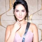 Sunny Leone Instagram – 😘
.
.
.
Gown : @adamalikworld
Diamond Ring : @dillanoluxuriousjewels
Clutch : @oceana_clutches
Styled by @hitendrakapopara
Styling Asst : @parmeet_kaur_kalra Intern @shikha_gupta07
MUA by @tomasmoucka
Hair by @jeetihairtstylist

#SunnyLeone @exhibitmagazine Awards #KarenjitKaur #BestViralWebSeries Sunny Leone