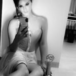 Sunny Leone Instagram – Trying to take the perfect selfie with my first award for @zee5india #karenjitkaur season 1&2 thanks @aditya_datt for directing this and @dirrty99 for encouraging me to do this and @namahpictures & @freshlimefilms for your never ending love and support! Thanks @exhibitmagazine for this!