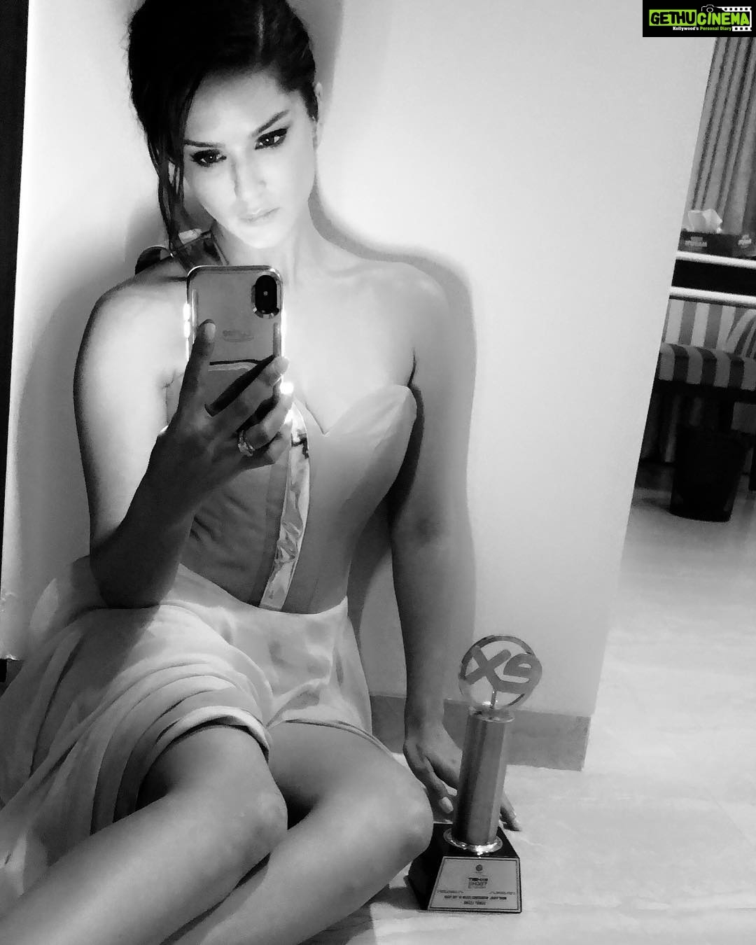 Sunny Leone Instagram - Trying to take the perfect selfie with my first award for @zee5india #karenjitkaur season 1&2 thanks @aditya_datt for directing this and @dirrty99 for encouraging me to do this and @namahpictures & @freshlimefilms for your never ending love and support! Thanks @exhibitmagazine for this!