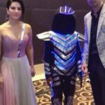 Sunny Leone Instagram – Hey guys!!! @dirrty99 and I found a robot at the @exhibitmagazine awards!! Woohoo!!