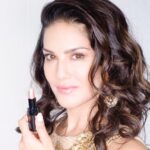 Sunny Leone Instagram - Nothing shines like a bubbly!! Check out this gorgeous #Champagne @starstruckbysl #Shimmer shade Now available at a introductory discount of 25% flat Off Only on www.suncitystore.com #SunnyLeone #fashion #cosmetics #StarStruckbySL #LipLiner #Lipcolor #IntenseMatteLipstick #LiquidLipColor #newlaunch #NewShades