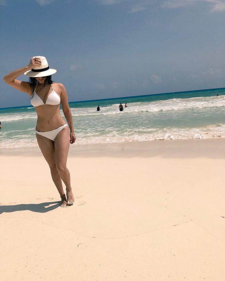 Sunny Leone Instagram - ‪Ya know...just taking a walk...Cancun Mexico! Drop dead gorgeous ocean! ‬