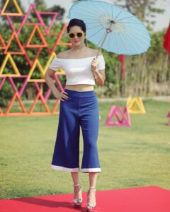 Sunny Leone Instagram - 😎 . . Off shoulder top by @Splashindia, Culottes by @hemakaullabel Accessories by @splashindia Sunglasses by @hm Footwear by @stevemaddenindia Styled by @hitendrakapopara Assisted by @sonakshivip @parmeet_kaur_kalra @komalkawar HMU by @tomasmoucka @jeetihairstylist #SunnyLeone #SplitsvillaXI #BaeWatch @mtvsplitsvilla