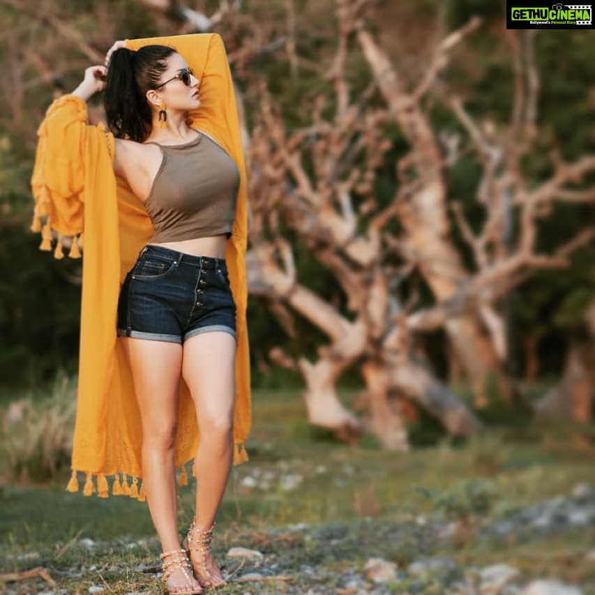 Sunny Leone Instagram - It's going to be a Sunny day on today's episode of @MTVSplitsvilla 😎 Yellow cape by @splashindia, Top by @hm, Shorts by @zaraindia Accessories by @splashindia Sunglasses by @iarrasunglasses Footwear by @carltonlondonindia Styled by @hitendrakapopara Assisted by @sonakshivip @parmeet_kaur_kalra @komalkawar HMU by @tomasmoucka @jeetihairtstylist Pic credits : @kapil_khilnani #SunnyLeone @MTVSplitsvilla #SplitsvillaXI