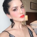 Sunny Leone Instagram - Who loves this makeup filters? 💋💋 Try different shades with B612's new makeup mode! on @b612.india app. #Perfectpout 💋 #AddictedtoB612 #B612camera #B612makeup @b612.india Curated by : @swaytalents