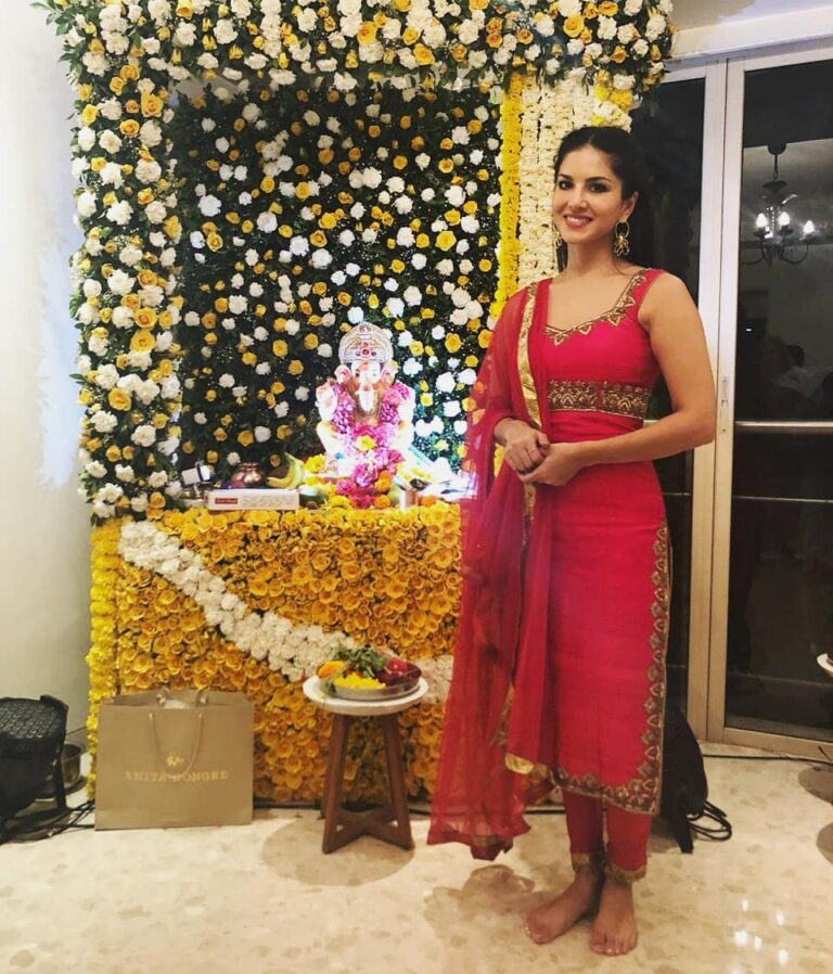 Sunny Leone Instagram - Loved this beautiful outfit designed by @bhakti_designer and @hitendrakapopara for #GaneshChaturthi . . Jewellery by @minerali_store #SunnyLeone