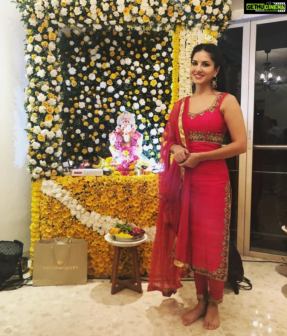 Sunny Leone Instagram - Loved this beautiful outfit designed by @bhakti_designer and @hitendrakapopara for #GaneshChaturthi . . Jewellery by @minerali_store #SunnyLeone