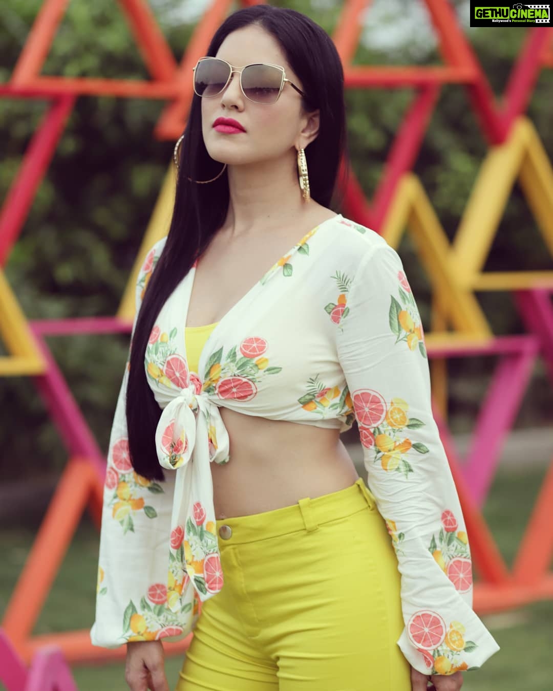 Sunny Leone Instagram - Weekend Vibes π . . Top by @forever21 & Pants by @mango Accessories by @splashindia Sunglasses by @iarrasunglasses Footwear by @stevemaddenindia Styled by @hitendrakapopara Assisted by @parmeet_kaur_kalra @sonakshivip @komalkawar HMU by @tomasmoucka @jeetihairtstylist Pic Credits : @kapil_khilnani @MTVIndia @MTVSplitsvilla #SunnyLeone