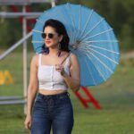 Sunny Leone Instagram - It's going to be a Sunny Sunday!. Are you ready for today's crazy episode of @MTVSplitsvilla? Any guesses what's going to happen today? Strappy top by @forever21 & Denims by @madamefashions Accessories by @bhakti_designer Sunglasses by @iarrasunglasses Footwear by @hm Styled by @hitendrakapopara Assisted by @parmeet_kaur_kalra @sonakshivip @komalkawar HMU by @tomasmoucka @jeetihairtstylist Pic credits : @kapil_khilnani #SunnyLeone #SplitsvillaXI @mtvindia