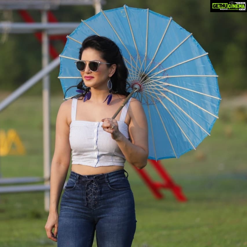 Sunny Leone Instagram - It's going to be a Sunny Sunday!. Are you ready for today's crazy episode of @MTVSplitsvilla? Any guesses what's going to happen today? Strappy top by @forever21 & Denims by @madamefashions Accessories by @bhakti_designer Sunglasses by @iarrasunglasses Footwear by @hm Styled by @hitendrakapopara Assisted by @parmeet_kaur_kalra @sonakshivip @komalkawar HMU by @tomasmoucka @jeetihairtstylist Pic credits : @kapil_khilnani #SunnyLeone #SplitsvillaXI @mtvindia