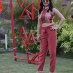 Sunny Leone Instagram - Any guesses on what's going to happen on the next episode of @MTVSplitsvilla? Top by @roorabyritam & pants by @zaraindiaofficial Accessories by @mad.glam Sunglasses by @iarrasunglasses Footwear by @stevemaddenindia Styled by @hitendrakapopara Assisted by @sonakshivip @parmeet_kaur_kalra @komalkawar HMU by @tomasmoucka @jeetihairstylist Pic by @kapil_khilnani #SunnyLeone #SplitsvillaXI #BaeWatch #mondaymotivation