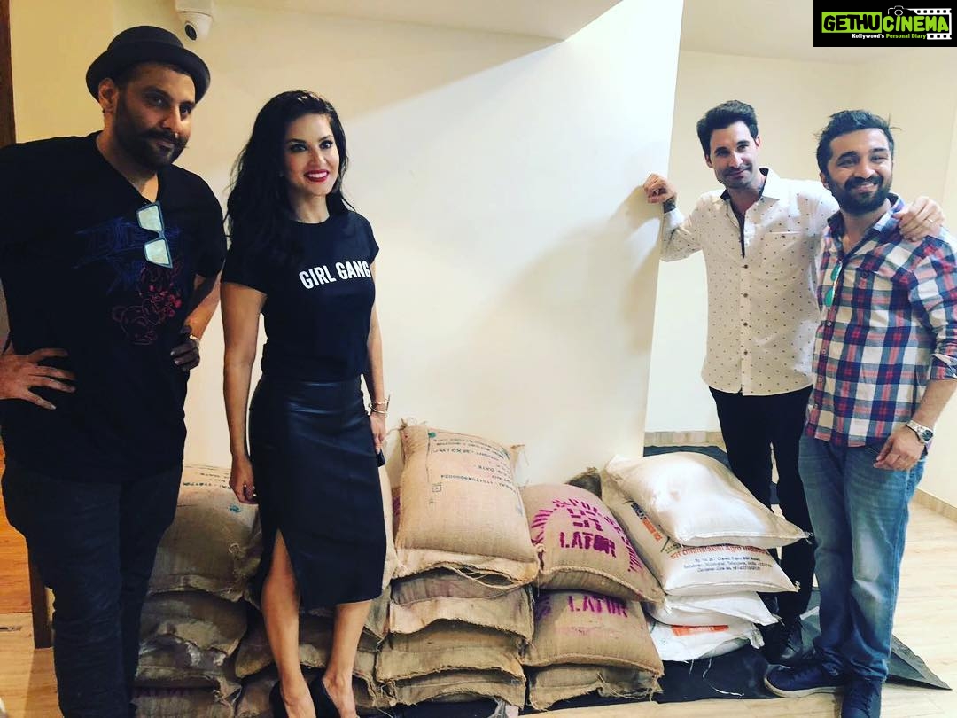 Sunny Leone Instagram - Today @dirrty99 and I hopefully will able to feed a few of the many people in Kerala that need a warm meal with 1200kg’s (1.3tons) of rice and daal. I know it’s not a dent in what actually needs to be sent and I wish I could do more. Humanity at its finest @_prat @suved @siddhanthkapoor the men that arranged an amazing event at “B” in Juhu to bring help to those in need! You guys are so amazing!