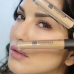 Sunny Leone Instagram - My makeup secret for #flawless Skin look - @starstruckbysl Liquid Concealers 😍 . . Now buy any 2 at just ₹999 on www.starstruckbysl.com 🎁 . . #SunnyLeone #crueltyfreemakeup #crueltyfree #concealor #MadeInIndia 🇮🇳 #makeup #luxurymakeup Mumbai, Maharashtra