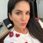 Sunny Leone Instagram – Here’s lookin at you kid!! Kiss kiss!! Hehe