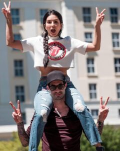 Sunny Leone Instagram - A little fun and play, and a LOT of hard work! The entire team came together as a family on the sets. The whole process of shooting this show has been so emotional...for all of us. Proud to be a part of this extremely talented crew! #KarenjitKaur starts streaming on @zee5 very soon! So excited to bring this to you, stay tuned! #ZEE5Originals #KarenjitOnZEE5 @freshlimefilms @namahpictures