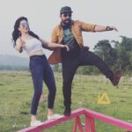 Sunny Leone Instagram – Falling from all the craziness happening around us. @rannvijaysingha good times on the @mtvsplitsvilla 11