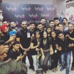 Sunny Leone Instagram - Picture time with all the @splashindia employees and @randeephooda in Amritsar #fashionthodaforward