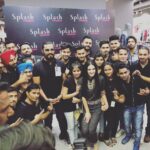 Sunny Leone Instagram – Picture time with all the @splashindia employees and @randeephooda in Amritsar #fashionthodaforward