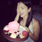 Sunny Leone Instagram – Someone help me!! At @b_mumbai and being stuffed with so much amazing food! Good music and great company!!