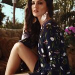 Sunny Leone Instagram - 😘 #Summer18🌴 Collection by @rockystarofficial Lip shade: #SugarPlum by @starstruckbysl #SunnyLeone #fashion #cosmetics #StarStruckbySL
