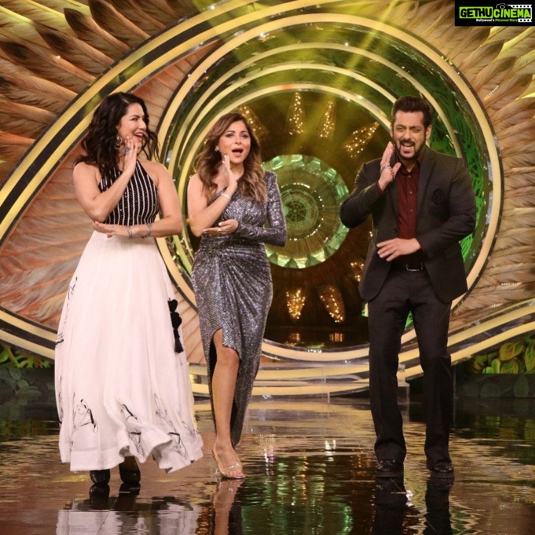 Sunny Leone Instagram - Had a blast promoting #Madhuban with @kanik4kapoor and @beingsalmankhan in #BigBoss house!! . . Outfit @alwaysraas jewelry @neetaboochrajewellery Styled by @hitendrakapopra Assisted by @sameerkatariya92 intern @tanyakalraaa HMU @jeetihairtstylist @richie_muah . . #SunnyLeone #Madhuban #ReelyFamous @saregama_official