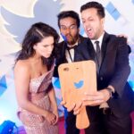 Sunny Leone Instagram – When forced to make wierd faces for social media!! 😋

#SunnyLeone #BTS #FilmfareAwards2018 @sapanv @sahilbulla