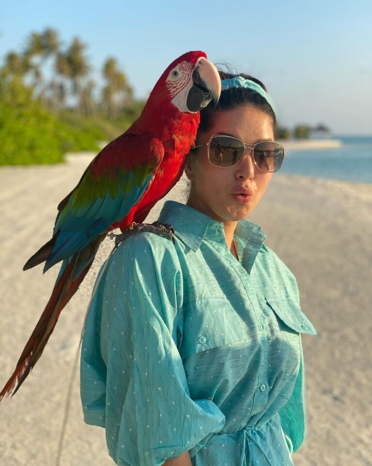 Sunny Leone Instagram - Animal rescue on the island!! He was adorable until he decided he wanted to take my glasses! Naughty Macaw! @sunsiyamolhuveli @sunsiyamresorts @zenasiatravel @asyouplan @puremaldives #olhuveli #sunsiyamresorts #sunsiyam #travelwithasyouplan #zenasiatravel Dress and headband by @peeke.in