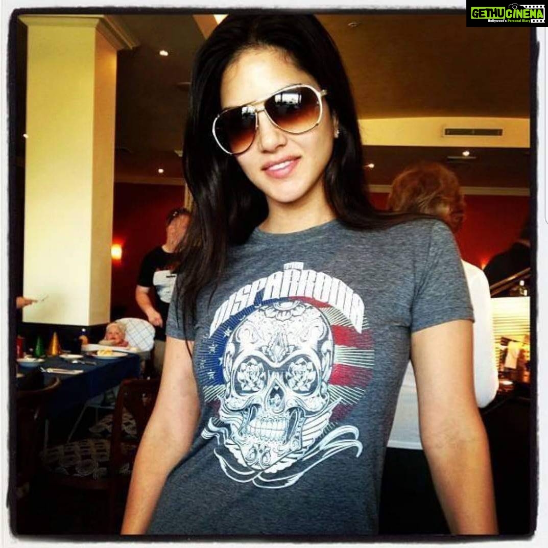 Sunny Leone Instagram - My fav band @thedisparrowsofficial T-shirt is now available on my store Check it out. Link in bio #SunnyLeone #fashion