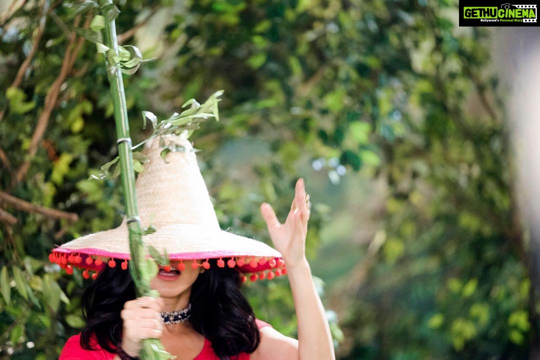Sunny Leone Instagram - Then my hat is like "get back to work!!!!!"