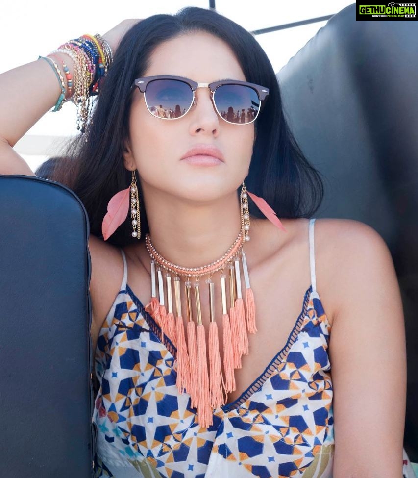Sunny Leone Instagram - #SundayVibes #SunnyLeone