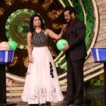 Sunny Leone Instagram - Watch me and @kanik4kapoor adding spice to the rocking Big Boss house tonight with our new song #Madhuban . Full song out on 22nd Dec on Saregama Music YouTube channel. 😍 @saregama_official @colorstv @voot @vootselect @beingsalmankhan @kanik4kapoor @ganeshacharyaa @toshisabri @shaaribsabri @shivikapratapofficial @arindamsmusic @kushchhabriadop #ReelyFamous #madhuban