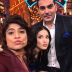 Sunny Leone Instagram - Being Crazy with #MumbaiKiRani RJ malishka & @arbaazkhanofficial on sets of #EntertainmentKiRaat 😛🤣 #SunnyLeone #TeraIntezaar Sunny Leone