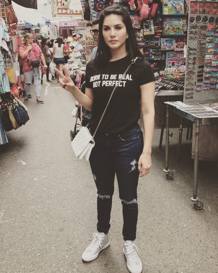 Sunny Leone Instagram - You can't tell by my expression but I did have fun walking through the markets!