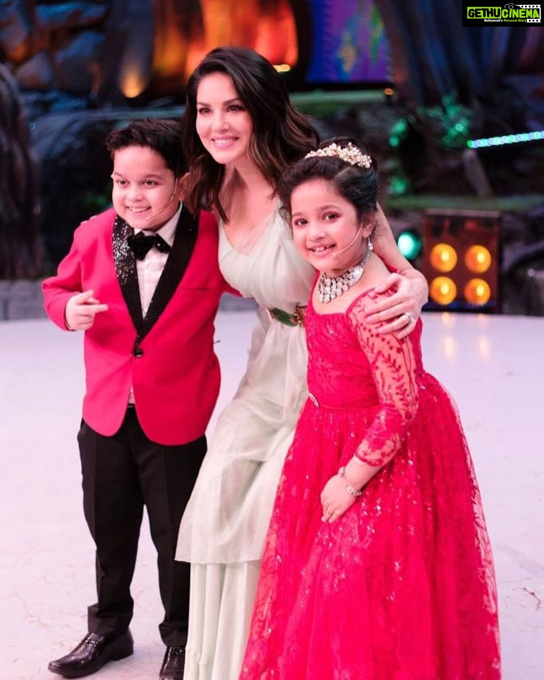 Sunny Leone Instagram - Don't miss the grand finale of #DanceDanceJuniorSeason2 only on @starjalsha at 7pm!! It was so much fun judging these amazing talented kids along with @imdevadhikari . . Makeup: @starstruckbysl Outfit @dheeru.taneja Accessories @rubansaccessories Belt @souniagohildesigns styled by @hitendrakapopara Assisted by @sameerkatariya92 HMU @jeetihairstylist @tomasmoucka India