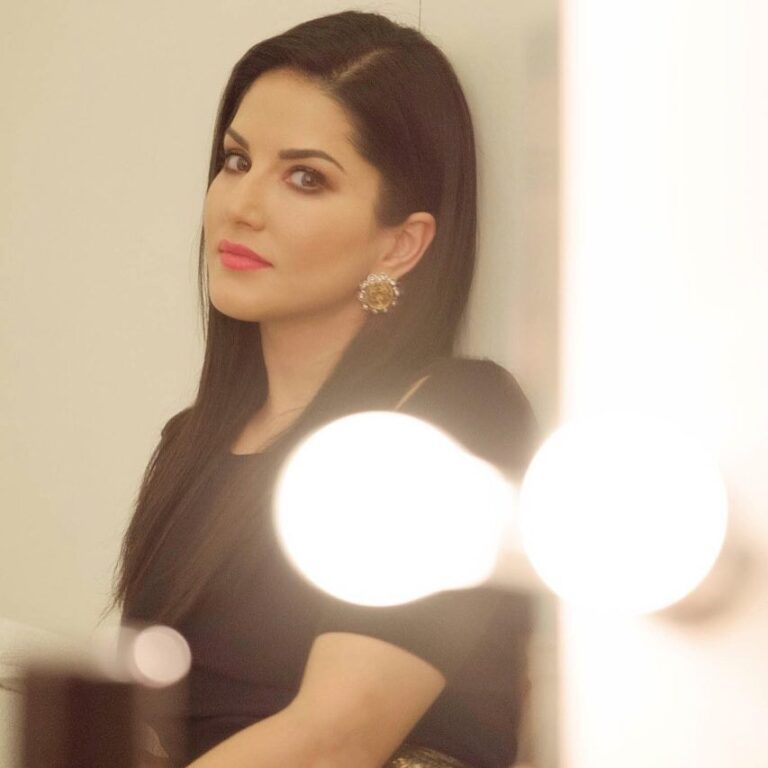 Sunny Leone Instagram - Waiting and bored!! Blah