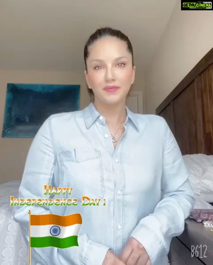 Sunny Leone Instagram - 🇮🇳Happy Independence Day India 🇮🇳 To celebrate this day of Pride, @starstruckbysl is offering upto FLAT 50% OFF on all cosmetics!! Offer valid only on www.starstruckbysl.com and till tonight 12am IST. . . #SunnyLeone #crueltyfreemakeup #crueltyfree #cosmetics #independenceday🇮🇳 #luxurymakeup