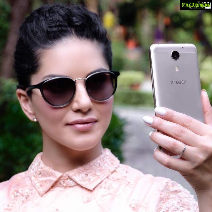 Sunny Leone Instagram - Time for a selfie!! Pic credits: @tomasmoucka @Xtouchdevice #SunnyLeone Jim Corbett National Park-CorbettTigerReserve