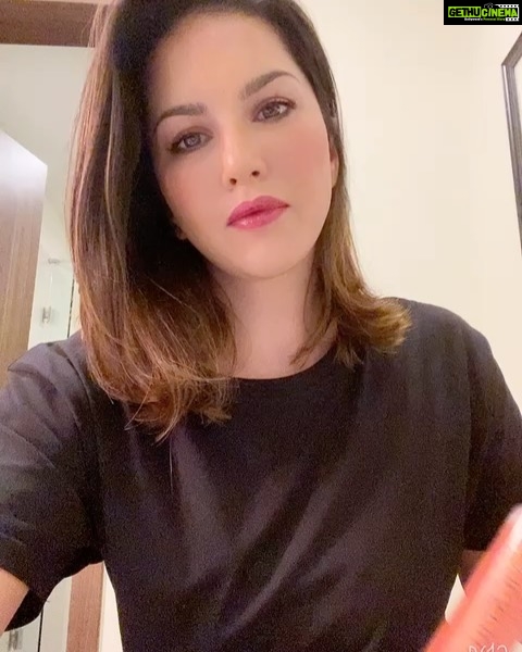 Sunny Leone Instagram - Hey ladies! I am so happy to announce that @tatacliq is our newest shopping partner!! You can now BUY all @starstruckbysl products on @tatacliq App and Website starting today 😍 . . For exclusive launches check out: www.starstruckbysl.com NOW . . #SunnyLeone #crueltyfreemakeup #cosmetics #MadeInIndia 🇮🇳 #crueltyfree #makeup #luxurymakeup #luxurylifestyle #tatacliq #makeuplover
