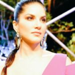 Sunny Leone Instagram - Late late late night shooting ;) !!! #SunnyLeone @MTVIndia @MTVSplitsvilla Jim Corbett National Park - Ramnagar