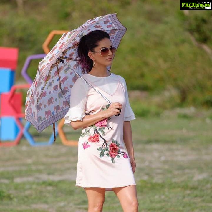 Sunny Leone Instagram - It's a 'sunny' day!! 😆😅 @MTVIndia @MTVSplitsvilla Jim Corbett National Park-CorbettTigerReserve