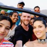 Sunny Leone Instagram - The gang @MTVSplitsvilla 10 shoot! @MTVIndia #SunnyLeone