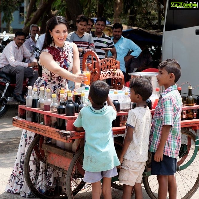 Sunny Leone Instagram - Best way to beat the heat!! #SunnyLeone