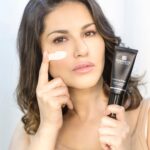 Sunny Leone Instagram - Refresh and prep your skin with #HydratingPrimer to create a silky smooth canvas before applying makeup! Infused with Shea butter and Vitamin E, it will keep your skin hydrated and illuminated! Available exclusively on www.starstruckbysl.com at FLAT 30% OFF . . . #SunnyLeone #fashion #cosmetics #MadeInIndia #Skin #SkinCare #OOTD #makeupartist #makeup Mumbai, Maharashtra