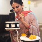 Sunny Leone Instagram – Thank you @ArchanaKochharofficial for such a lovely and unique birthday cake!! It was so yummy 😍
#SunnyLeone