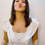 Sunny Leone Instagram - Happy National Lipstick day to all the gorgeous ladies 💋 To celebrate this day, I am offering some exciting deals on my @starstruckbysl cosmetics!! 💋 Buy any 2 LIPSTICKS/GLOSS at just ₹999 💋 Get any 3pc Lipkits at FLAT 25% OFF . . Offer valid only on www.suncitystore.com and till stocks last! . . #SunnyLeone #crueltyfreemakeup #nationallipstickday💄 #cosmetics #MadeInIndia 🇮🇳