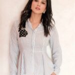 Sunny Leone Instagram – I gotta kitty in my pocket!! Hehe