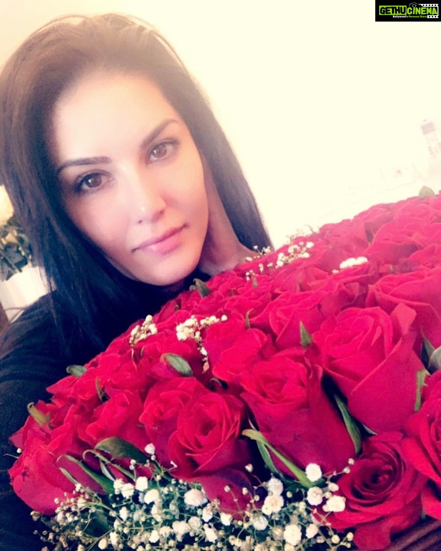 Sunny Leone Instagram - Happy Valentine's Day!!! Xoxo