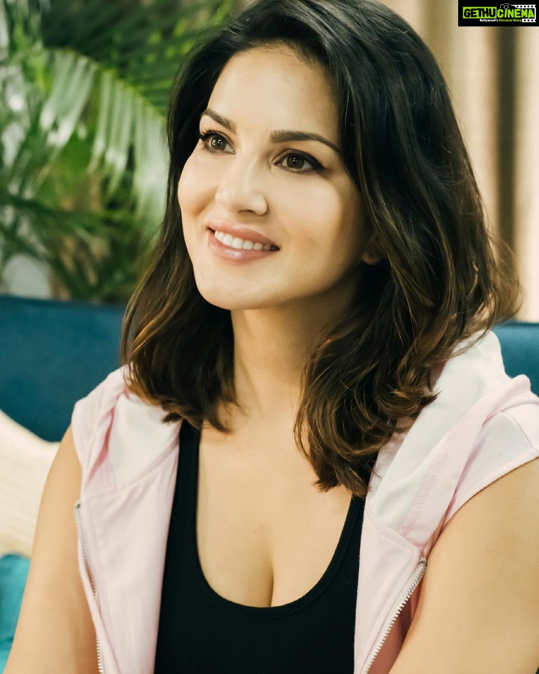 Sunny Leone Instagram - "๐ขโข๐กโข๐ ๐ชโข๐โข๐งโข๐ ๐งโข๐โข๐ ๐โข๐ขโข๐จโข๐โข๐" . . . . #SunnyLeone Makeup: @starstruckbysl Outfit @mashbymalvikashroff Styled by @hitendrakapopara Assisted by @sameerkatariya92 HMU @jeetihairtstylist @tomasmoucka Shot by @tomasmoucka Mumbai, Maharashtra