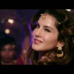Sunny Leone Instagram - So exciting!! @RaeesTheFilm @iamsrk @excelmovies @RedChilliesEnt #RaeesTrailer bit.ly/Raees_Trailer